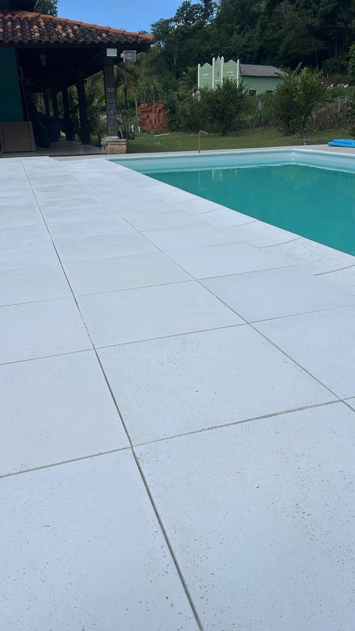 Detalhe do piso atérmico Bello ao redor da piscina, textura antiderrapante