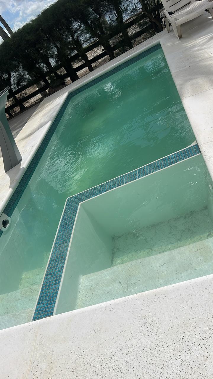 Piscina com borda atérmica branca e detalhe em pastilha azul