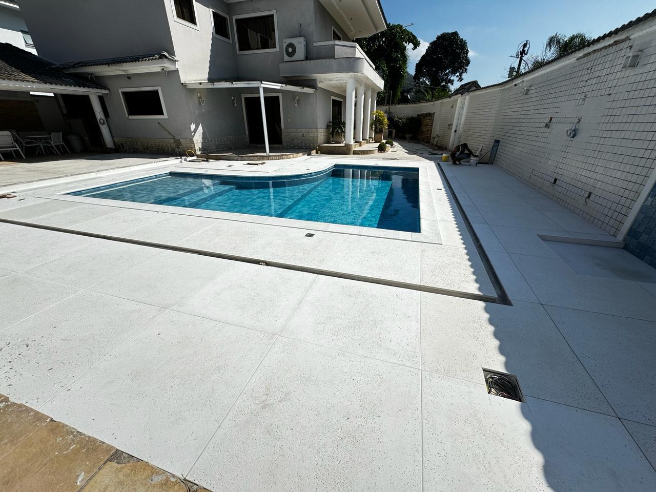 Área de piscina revestida com piso e borda atérmica Bello em residência no Rio de Janeiro