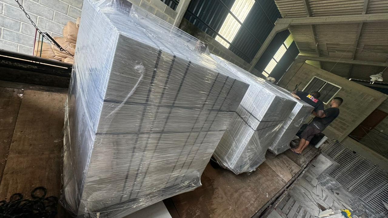 Peças de piso atérmico embaladas e prontas para expedição na fábrica da Bello em Saquarema