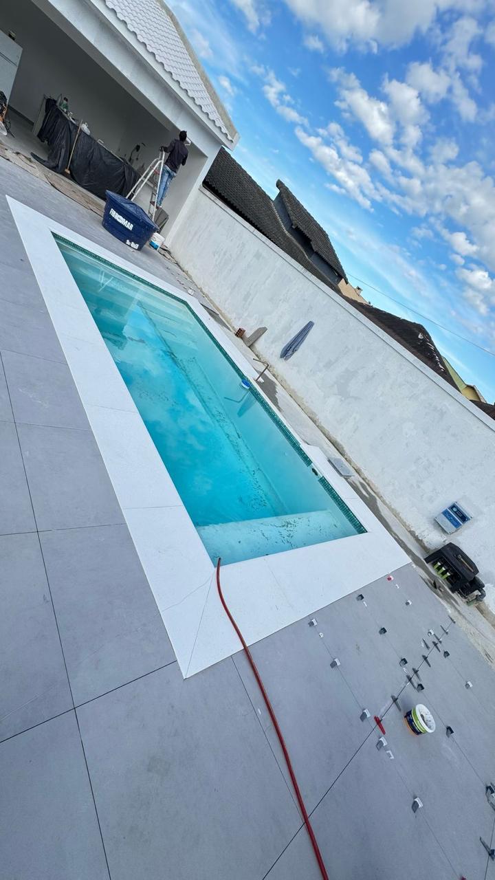 Piscina com borda atérmica adaptada a canto chanfrado