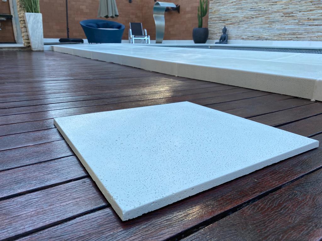 Peça de borda atérmica com acabamento peito de pombo apoiada em deck de madeira