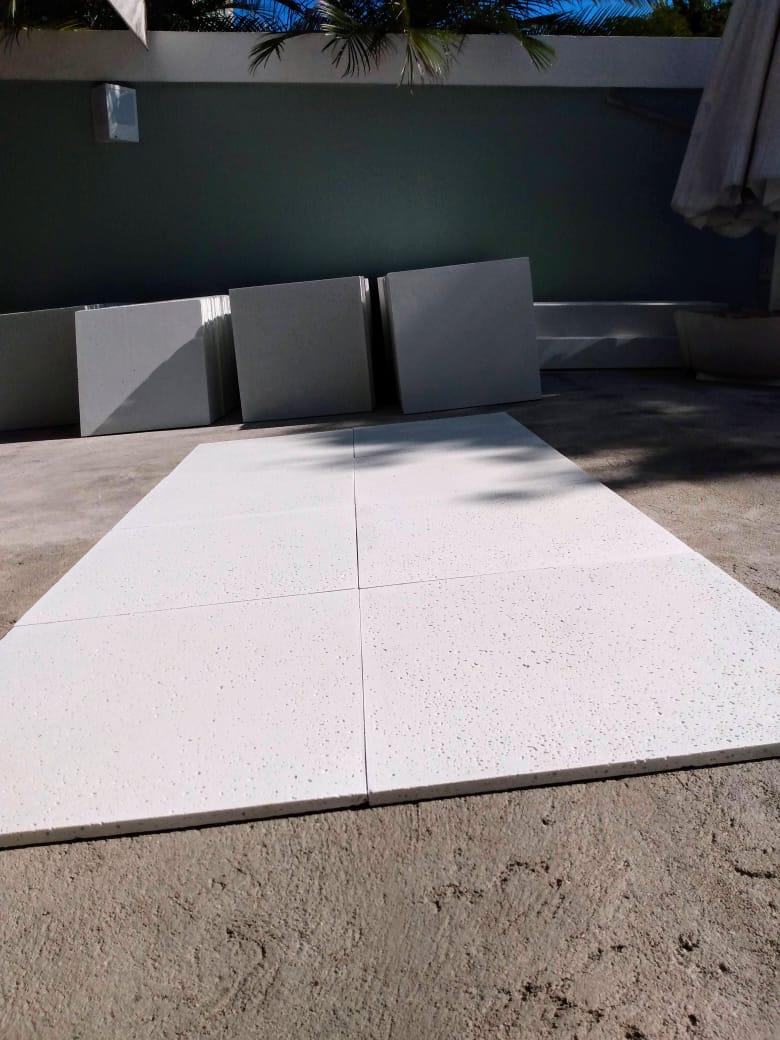 Peças de piso atérmico Bello assentadas em área externa