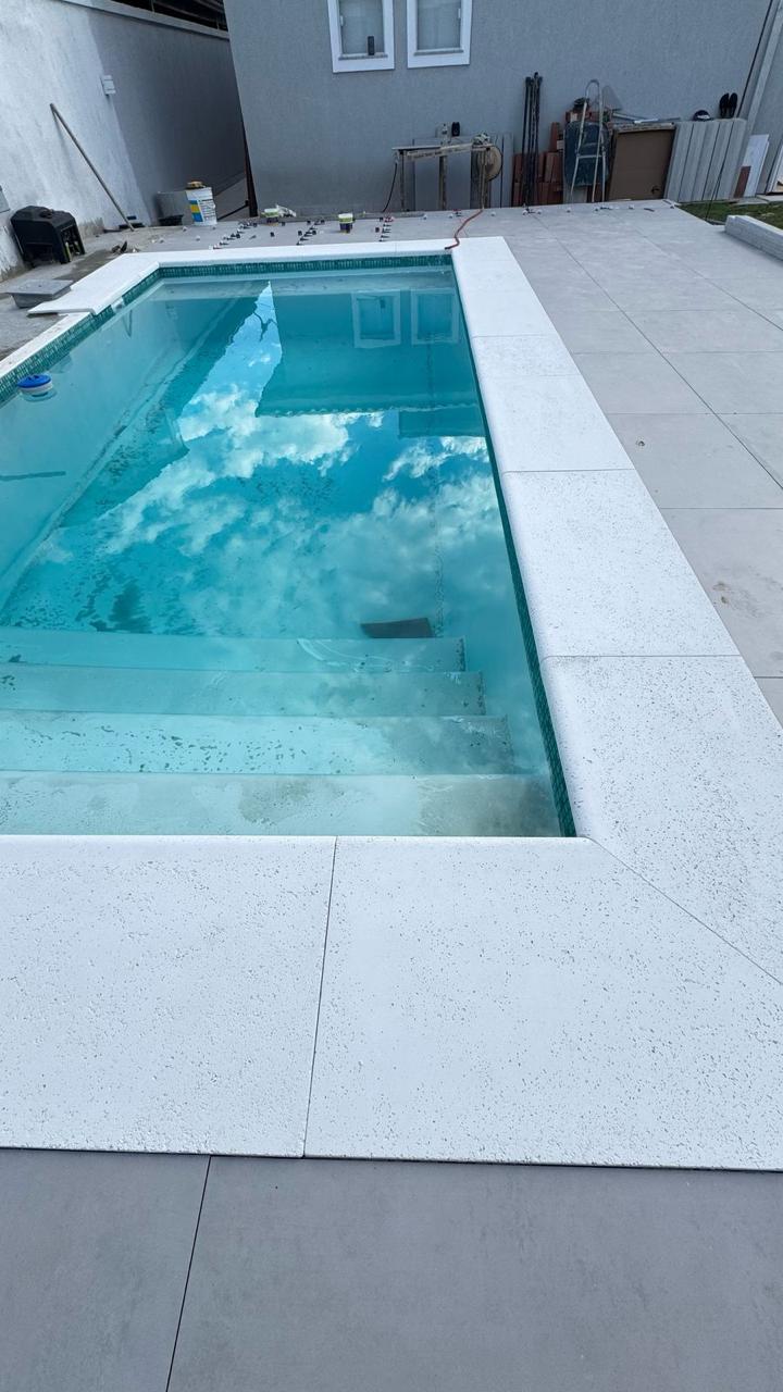 Piscina com quinas de borda atérmica branca em ângulo reto