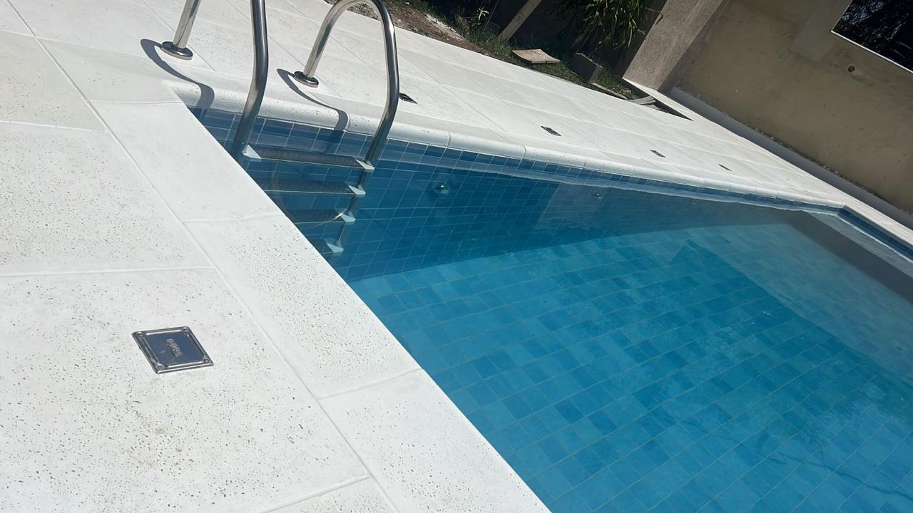 Close da borda atérmica branca com escada inox e revestimento azul